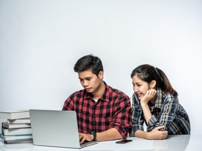 women-teach-men-how-work-with-laptops-work_1150-26810